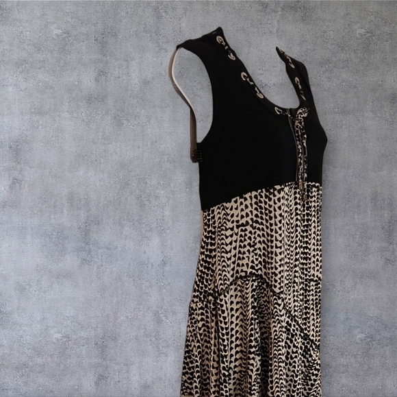 Chic Designer Summer Dress - Picture 3 of 4